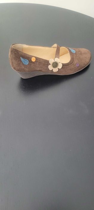 Sapatos castanhos com aplicação de flores