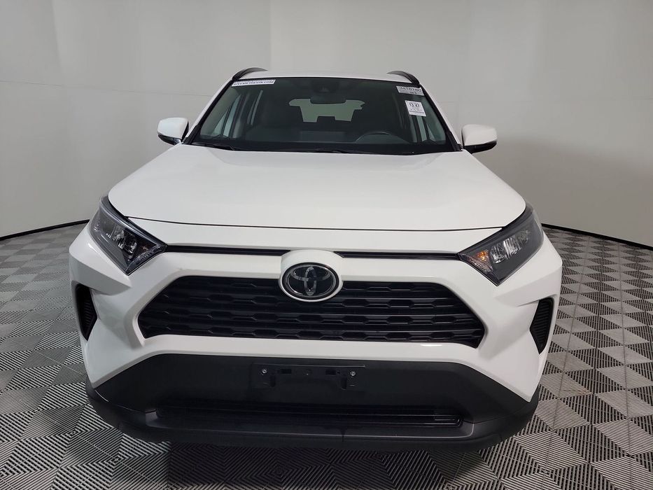 Toyota RAV4 LE 2020 року
