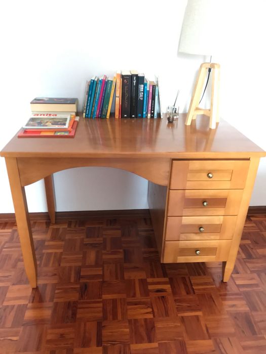 Secretária em madeira maciça de Cerejeira