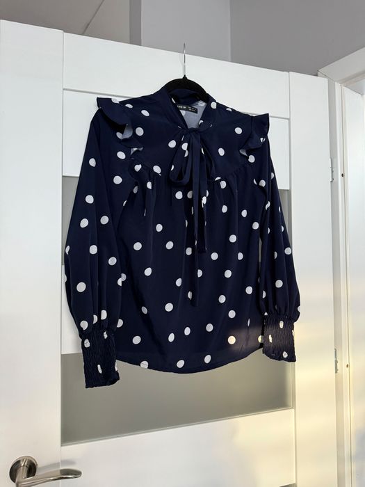 Granatowa bluzka koszulowa w białe groszki koszula elegancka w kropki