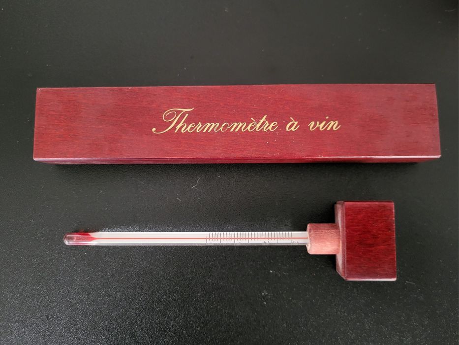 Termómetro para vinho em caixa de madeira