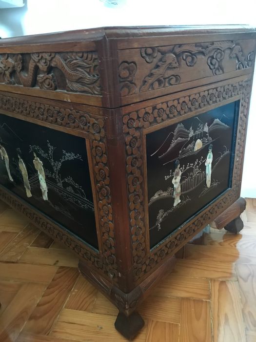 Arca chinesa madeira com relevo (rodinhas por baixo)