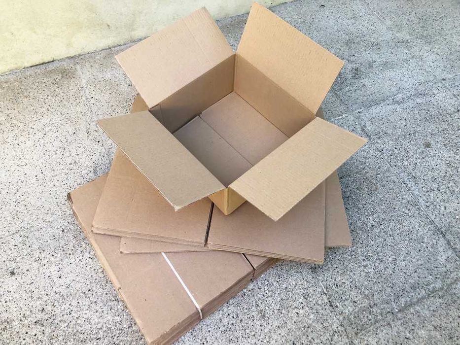 Caixas Novas de Cartão Dimensões: 40x40x11cm e 30x30x15cm