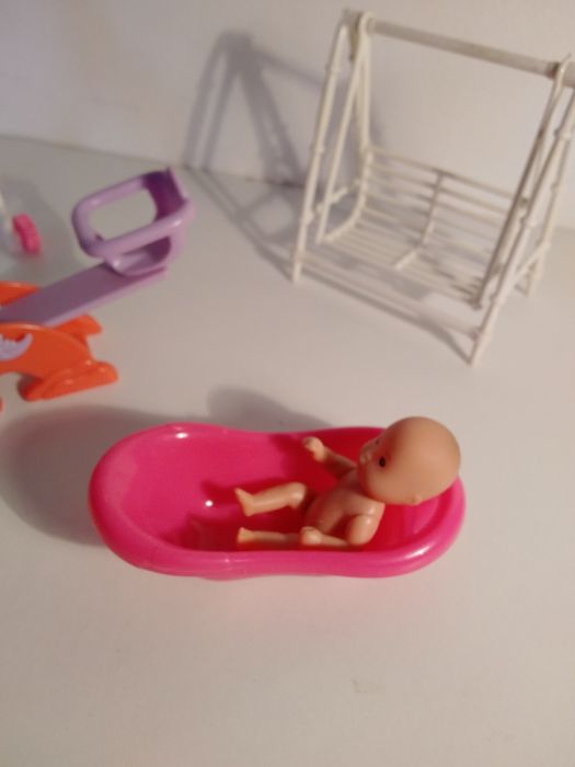 Brinquedos: 2 bebés com baloiços, banheira e carrinho