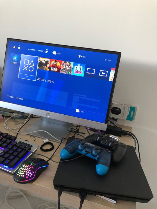 Um ecrã mais ps4lism 1tb mais duas pegas. Vendido em conjunto.