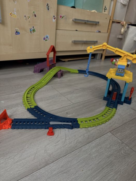 Tor kolejowy i kolejki z napedem na baterie