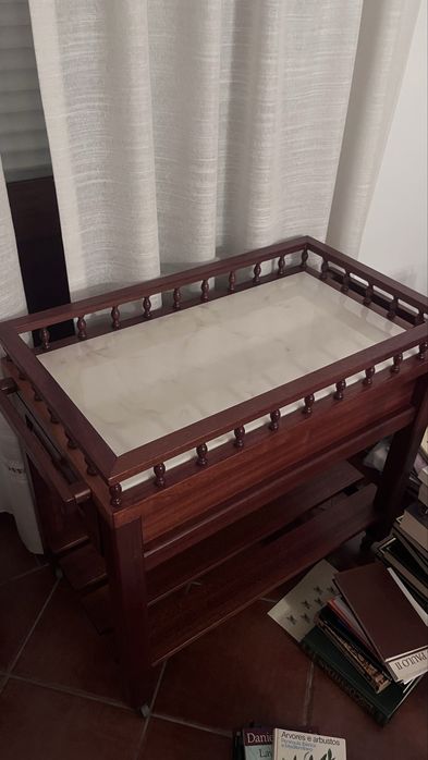 Mesa para servir chá, com tempo em marmore e rodinhas
