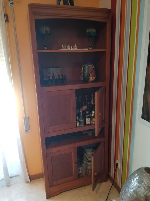 Vendo 2 módulos de sala, em pinho mel, bom estado. Oferta do 3º módulo