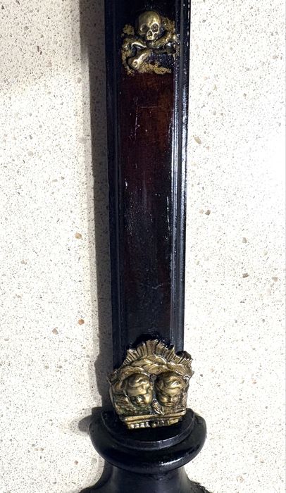 Antigo crucifixo em Pau Santo com Cristo e adornos Memento Mori e Cherubins em latão - Sec. XIX