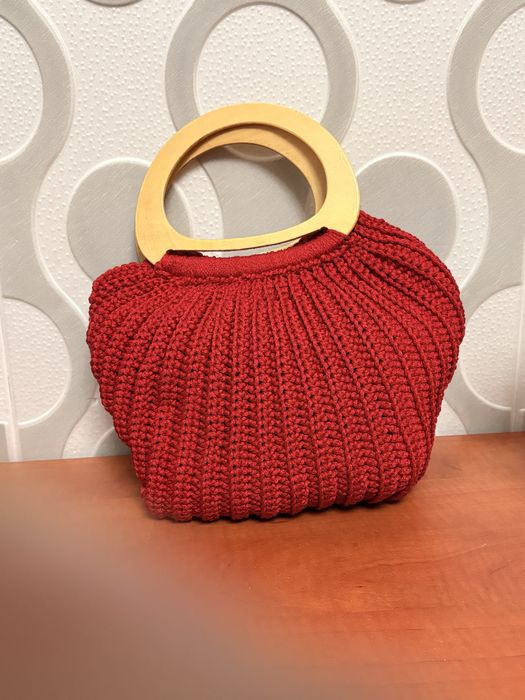 Torebka robiona na szydełku z drewnianymi rączkami