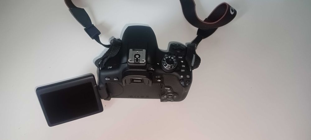 Canon 750D pouco usado corpo mais objetiva