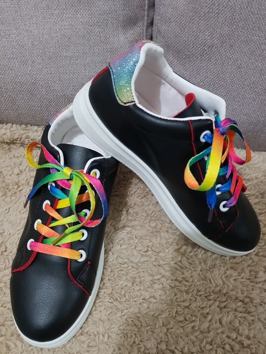 Ténis Novos tam. 38 em preto com atacadores multicores