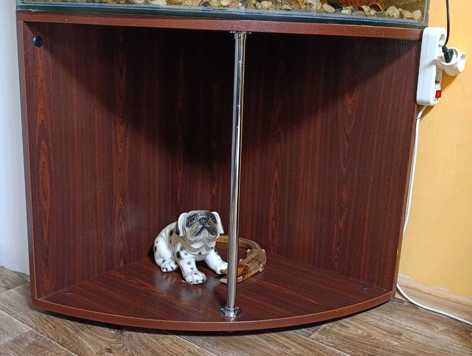 Продається гарний кутовий акваріум