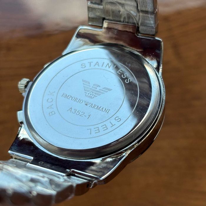 Годинник Emporio Armani на браслеті срібного кольору з темним циферблатом