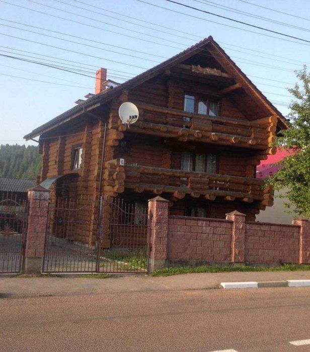Великий дерев’яний будинок у самому серці Східниці   Гори Карпати
