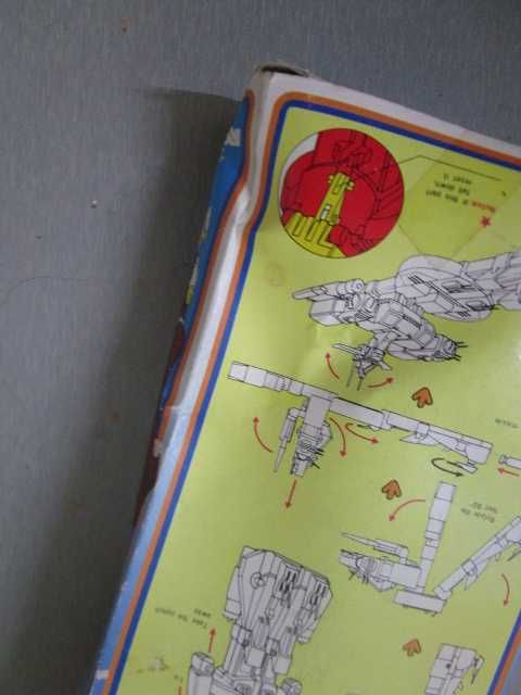 brinquedo antigo na caixa original robot espacial