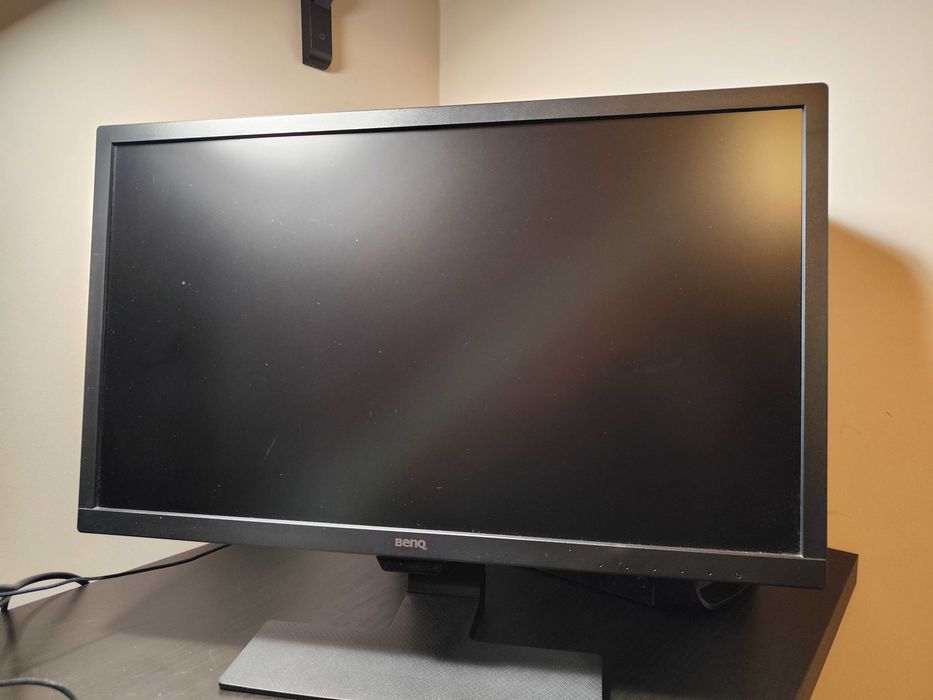 Computador gamer e monitor.