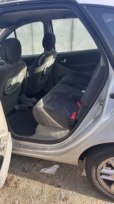 Renault Scénic 1.4 de 2002 — 1.200 € negociáveis
