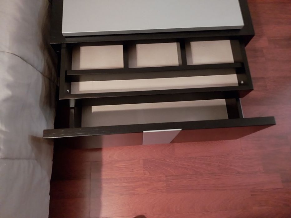 Cama de casal e 2 mesas de cabeceira