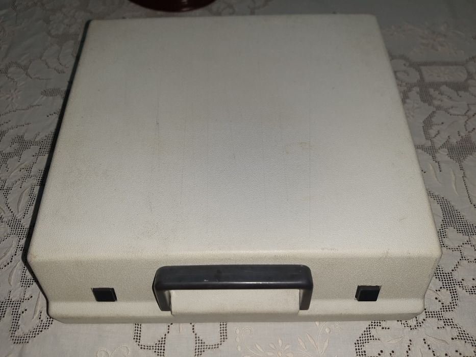 Máquina de escrever Olympia Traveller De Luxe