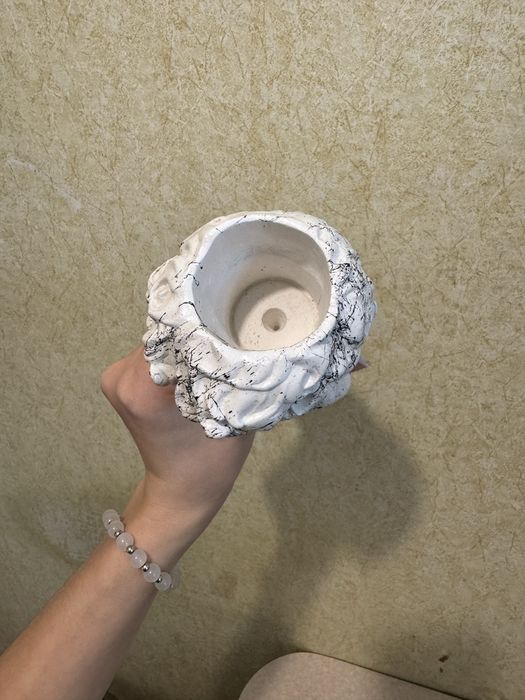 Статуетка в білому кольорі