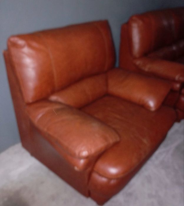 Vendo sofas em pele 1 de dois lugares e 2 de um lugar