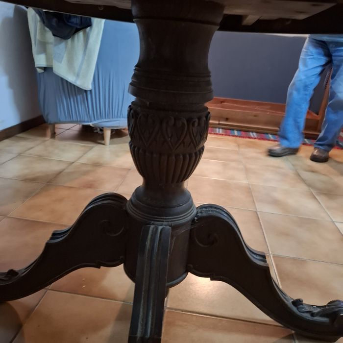 Living Room Table in Excellent Condition Plus 4 Chairs64739571808003124