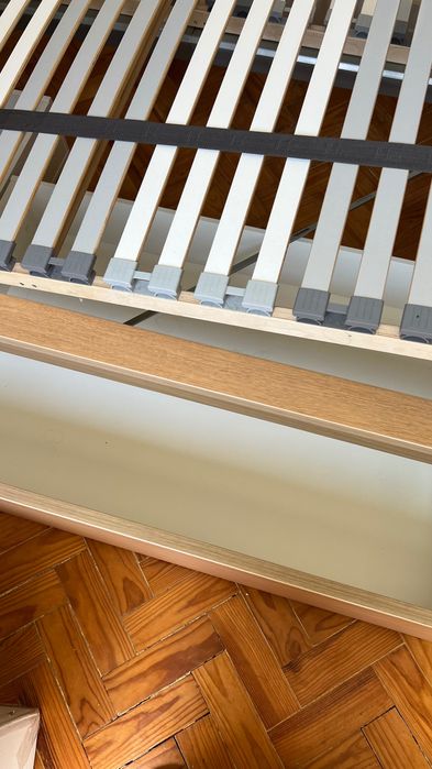Cama com arrumação MALM