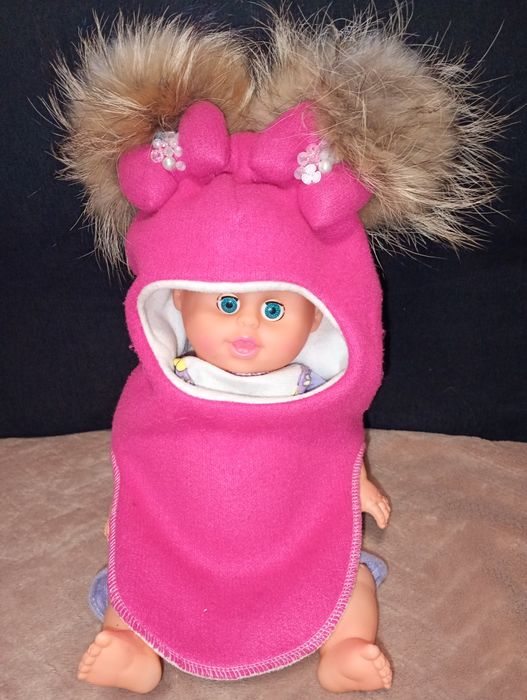 Шолом з пухкими бантиками і помпонами