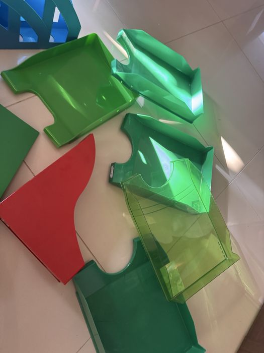 Akcesoria biurowe – segregatory i pojemniki na dokumenty