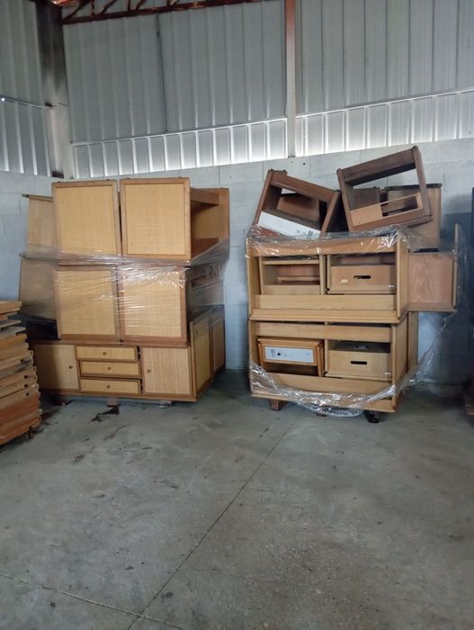 Vendo várias madeiras e vários móveis