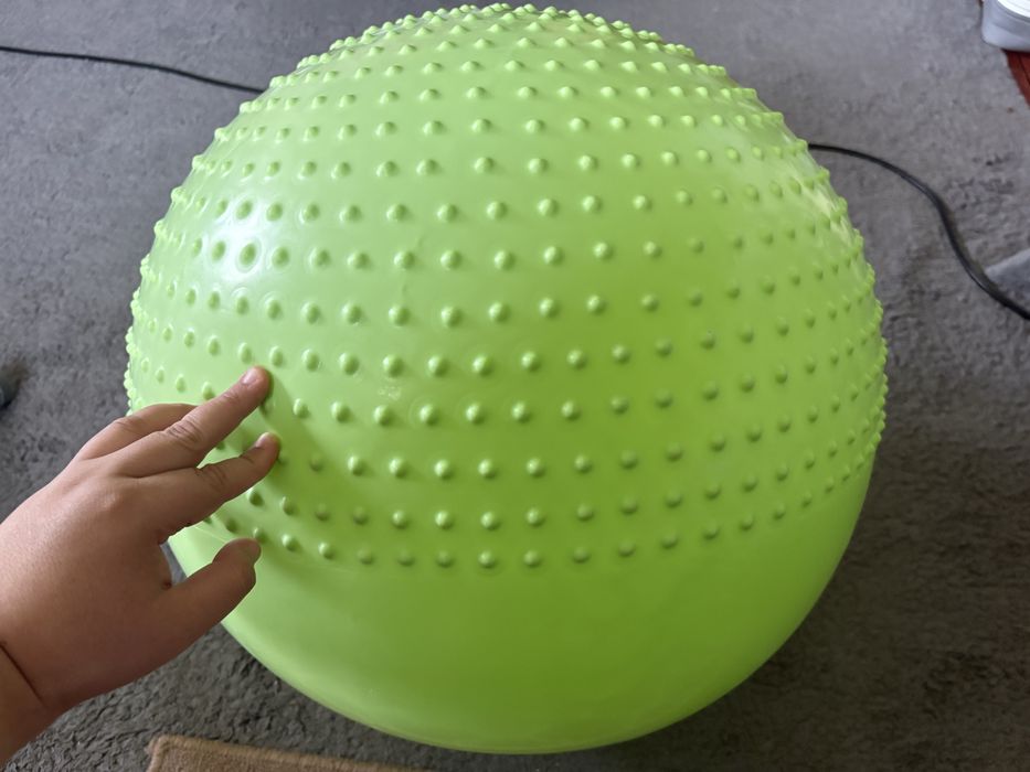 Nowa piłka gimnastyczna zielona z wyspustkami masującymi