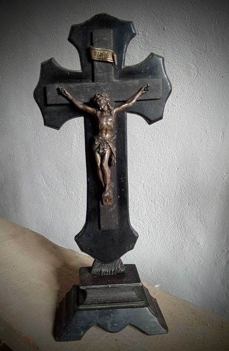 Antigo crucifixo de oratório particular