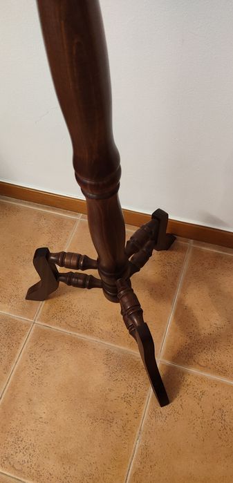 Cabide de pé em madeira