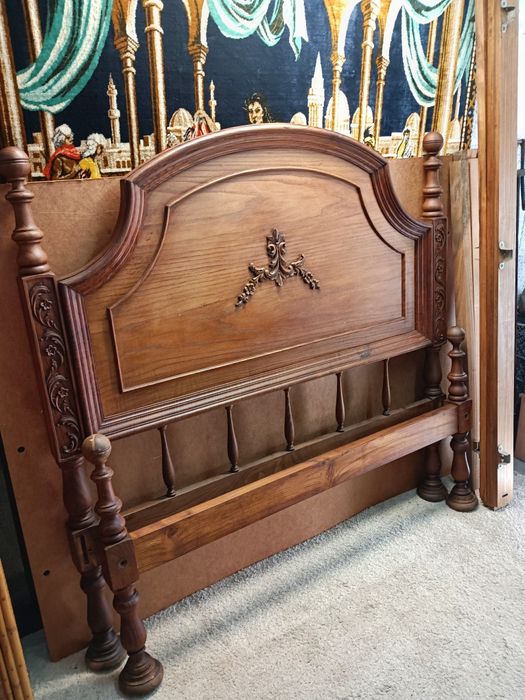 Mobiliário Quarto de casal vintage, cama, comoda com espelho e duas me