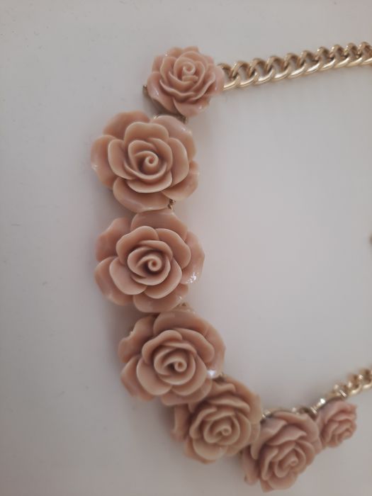 Colar dourado com flores rosa nude