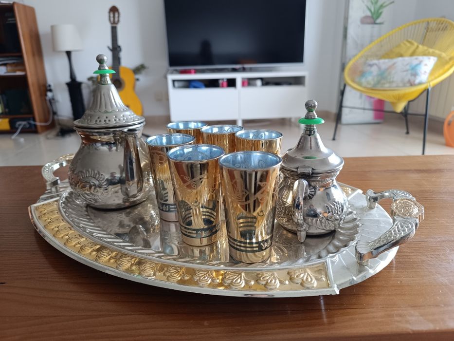 Bandeja Oval com 6 copos e 2 bules marroquinos