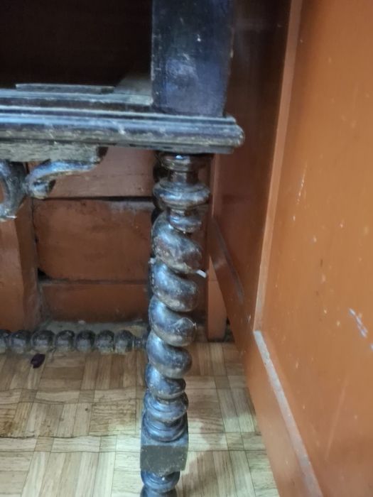 Mesa de apoio com pernas em torneado salomónico (barley‑twist)