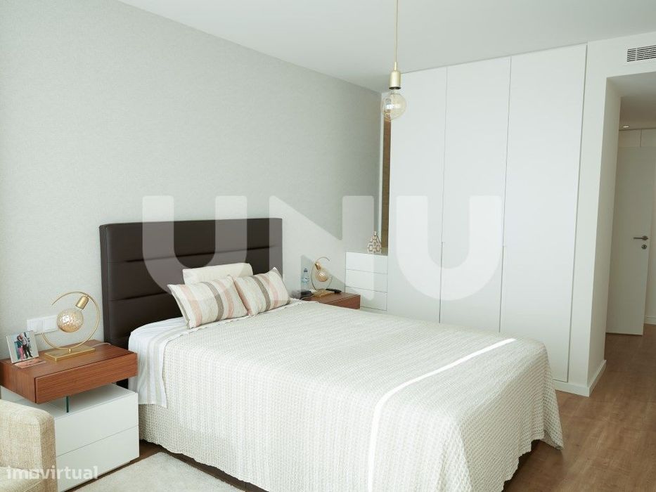 Apartamento T2, remodelado, em condomínio com piscina.
