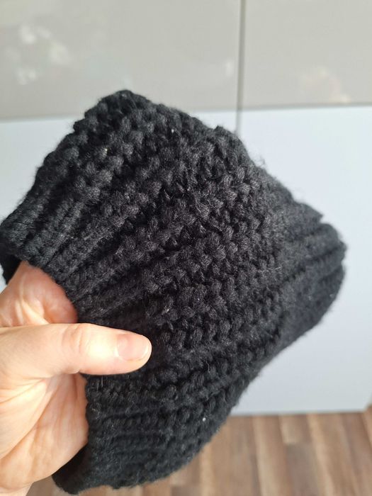 czapka z włóczki czarna