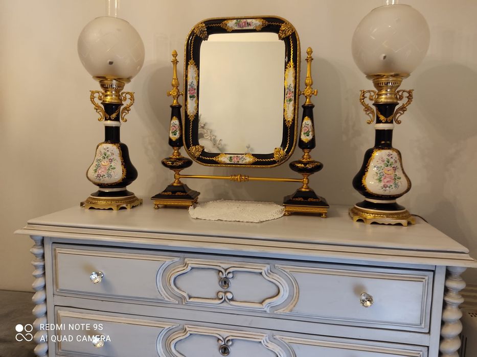 Espelho de mesa basculante e Dois candeeiros de mesa em porcelana assi