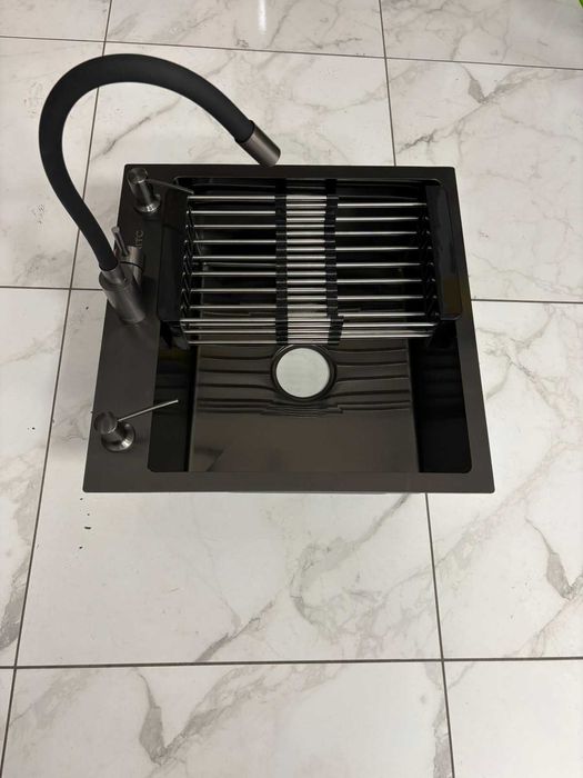 Кухонная мойка Britc 5050 PVD и кран гибкий из нержавеющей стали.