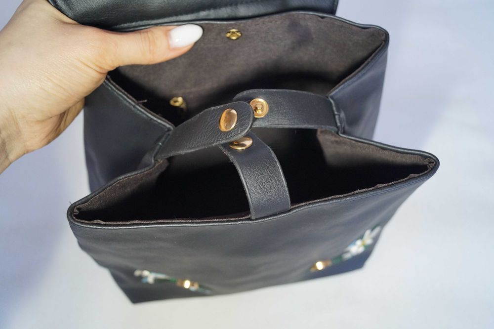 Рюкзак жіночий чорний з вишивкою