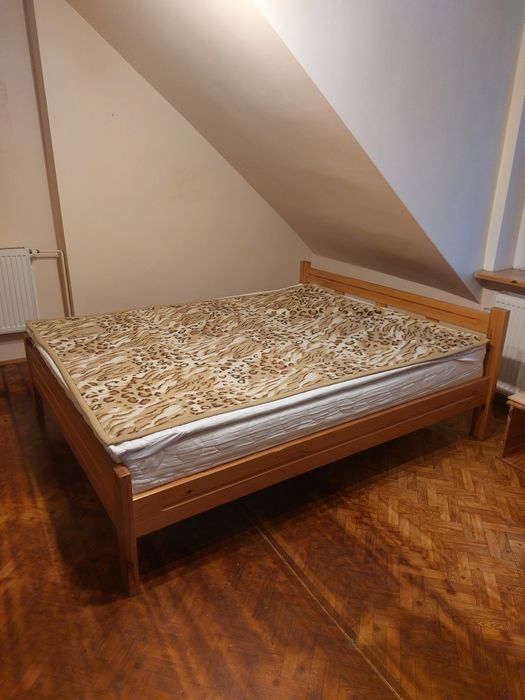 Łóżko z drewna sosnowego