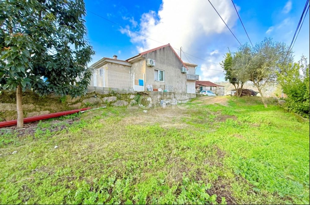 Moradia Térrea T2+1 remodelada, com terreno.