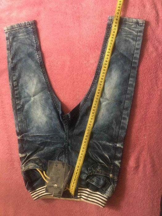 Новые стильные джинсы