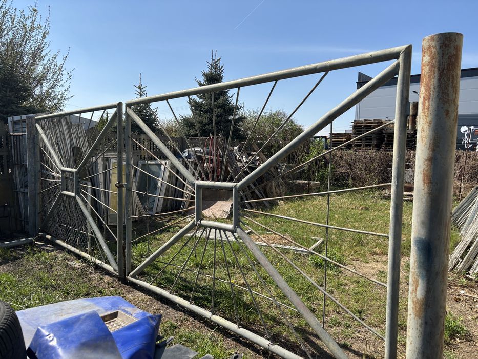 Duza solidna brama z słupkami