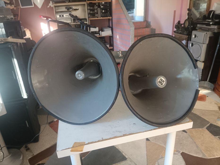Cornetas "Autofalantes" com amplificador.