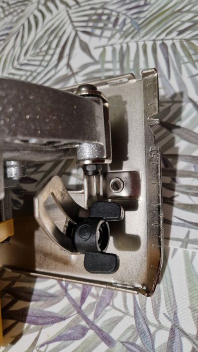 Piła tarczowa akumulatorowa do drewna.