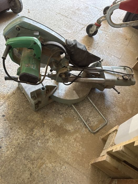 Meia-Esquadria Hitachi – Profissional, a Trabalhar Perfeitamente